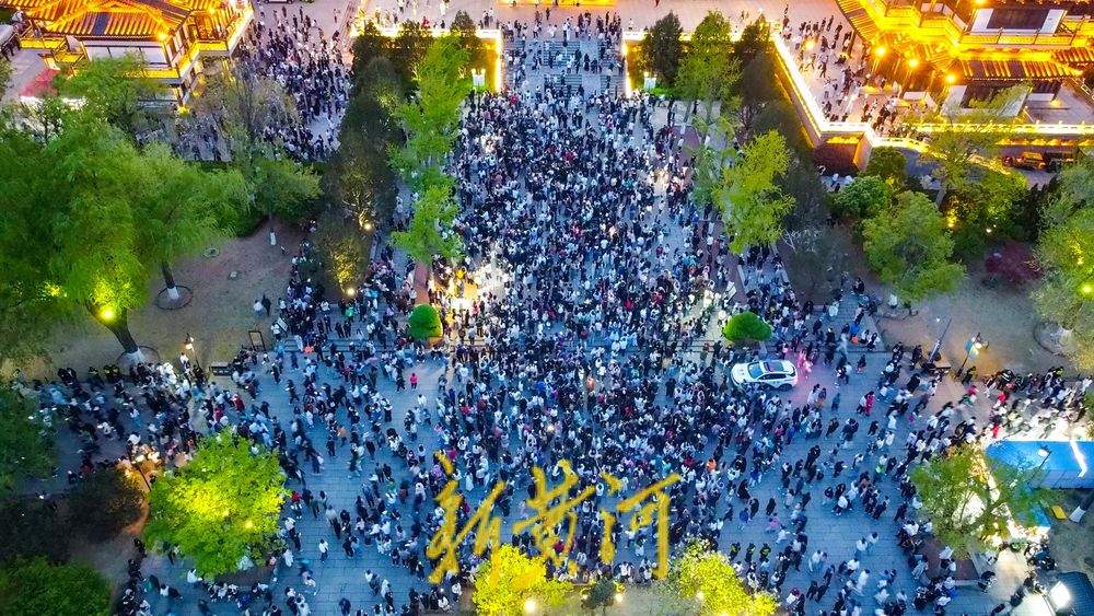 “泉”在济南过五一|再现“人从众”!济南超然楼热度不减
