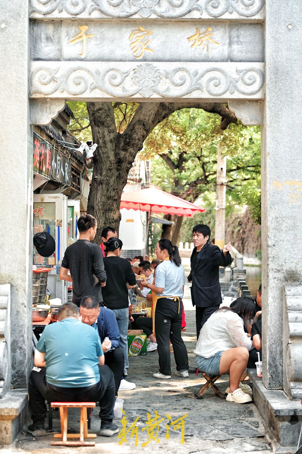 坐馬扎、喝扎啤、戲泉水，濟南於家橋河畔夏意漸濃