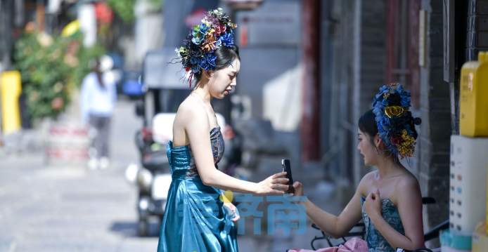 30℃+的初夏，泉城老街迎来“夏日版”簪花姑娘