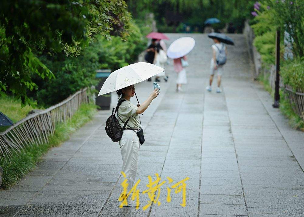 雨中漫步大明湖，秒入江南