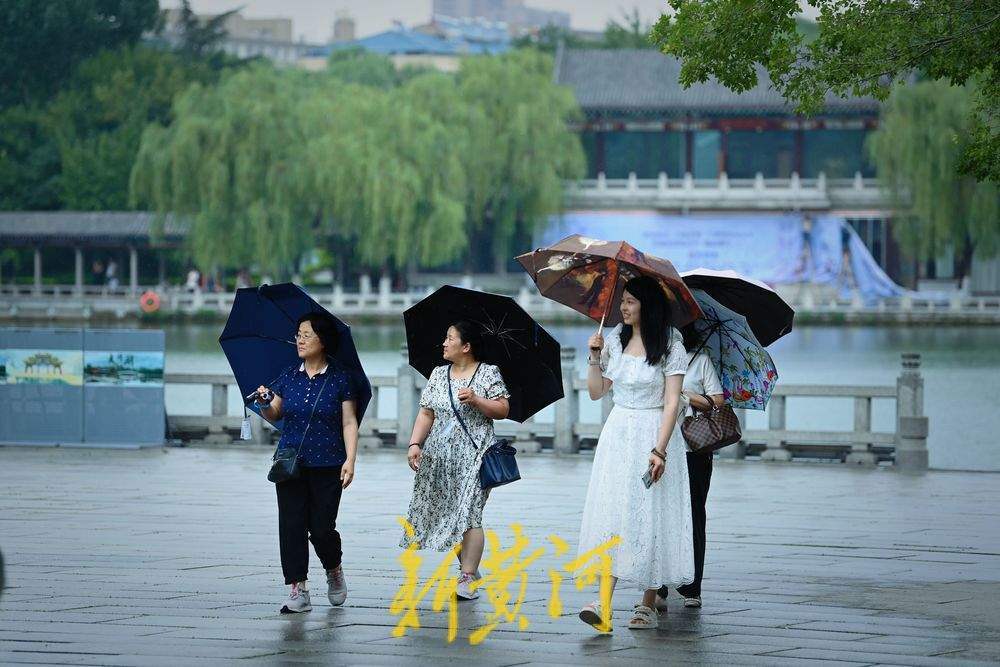 雨中漫步大明湖，秒入江南