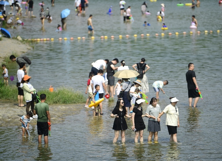 碧波荡漾,初秋时节济南龙鼎滨水公园人气旺