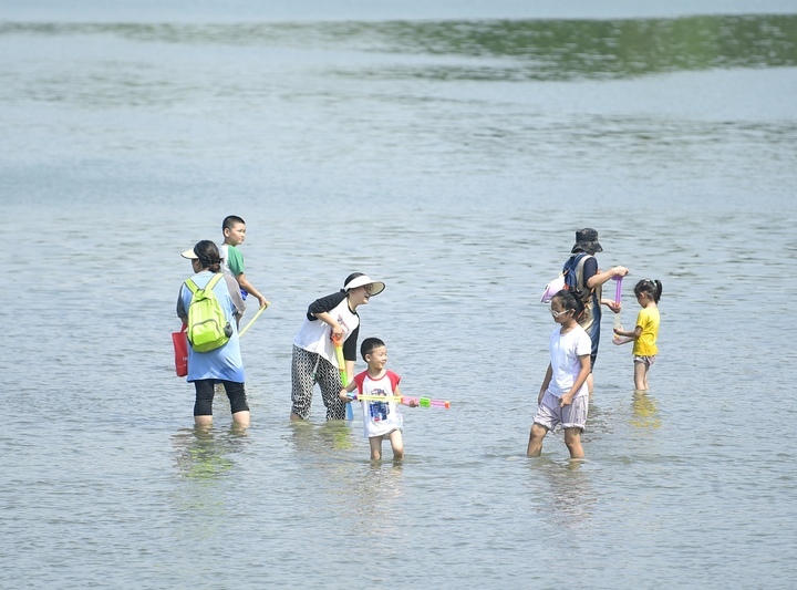 碧波荡漾,初秋时节济南龙鼎滨水公园人气旺