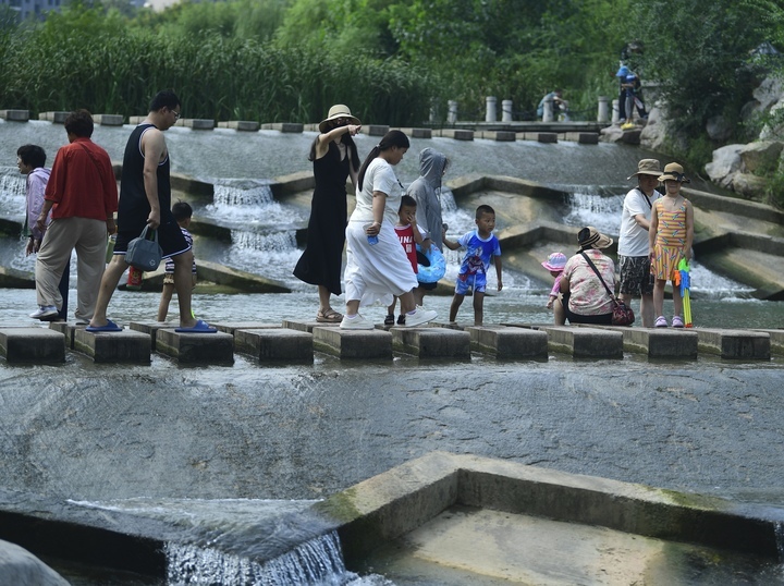 碧波荡漾,初秋时节济南龙鼎滨水公园人气旺
