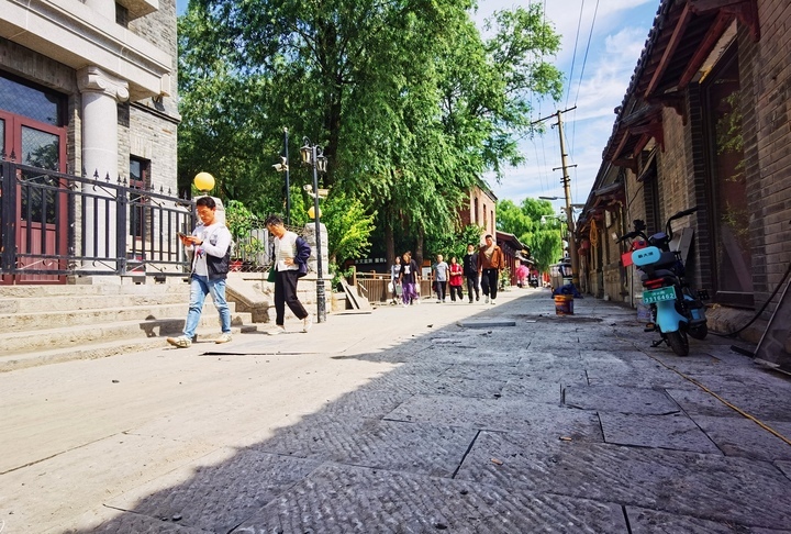 保持古朴风貌,泉城老街重铺石板路