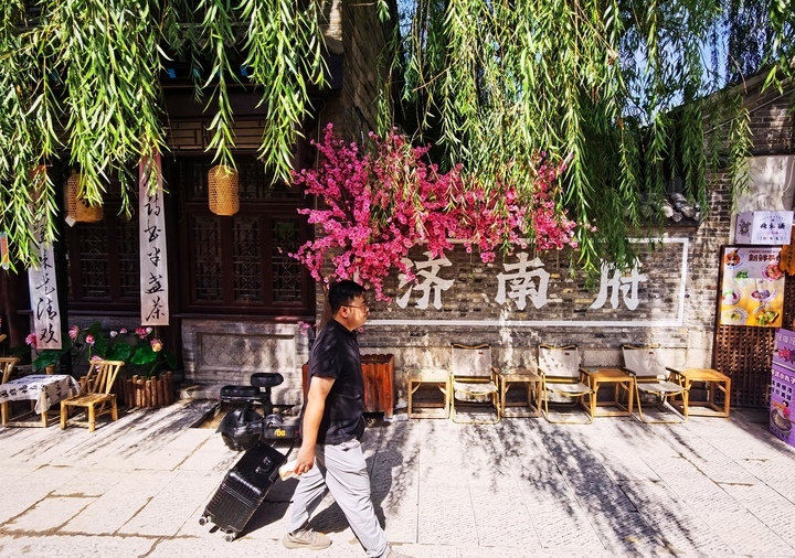 保持古朴风貌,泉城老街重铺石板路