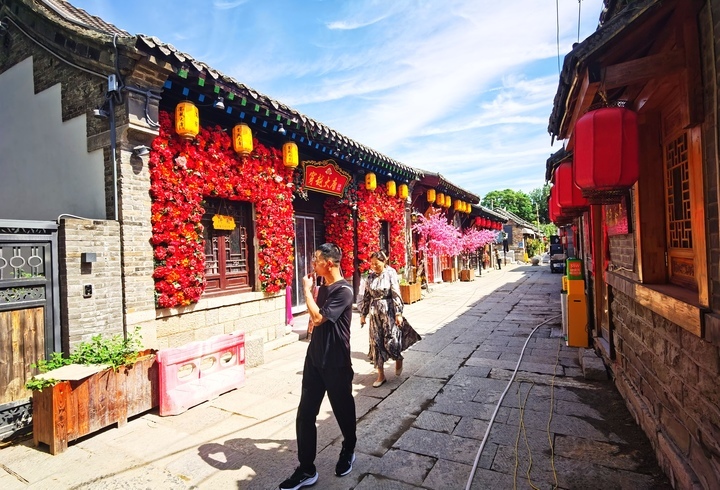 保持古朴风貌,泉城老街重铺石板路