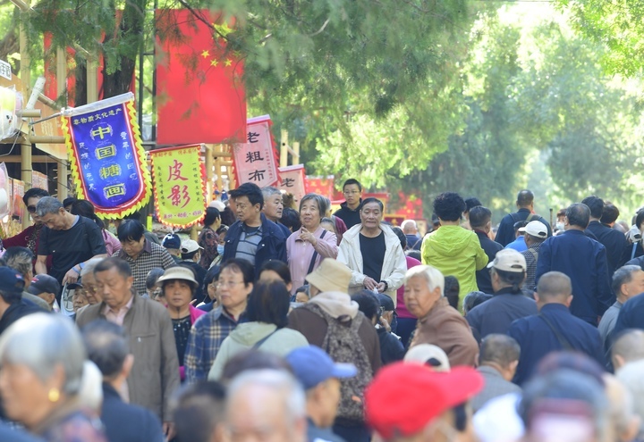 千佛山上“人从众”,重阳节山会人气爆棚