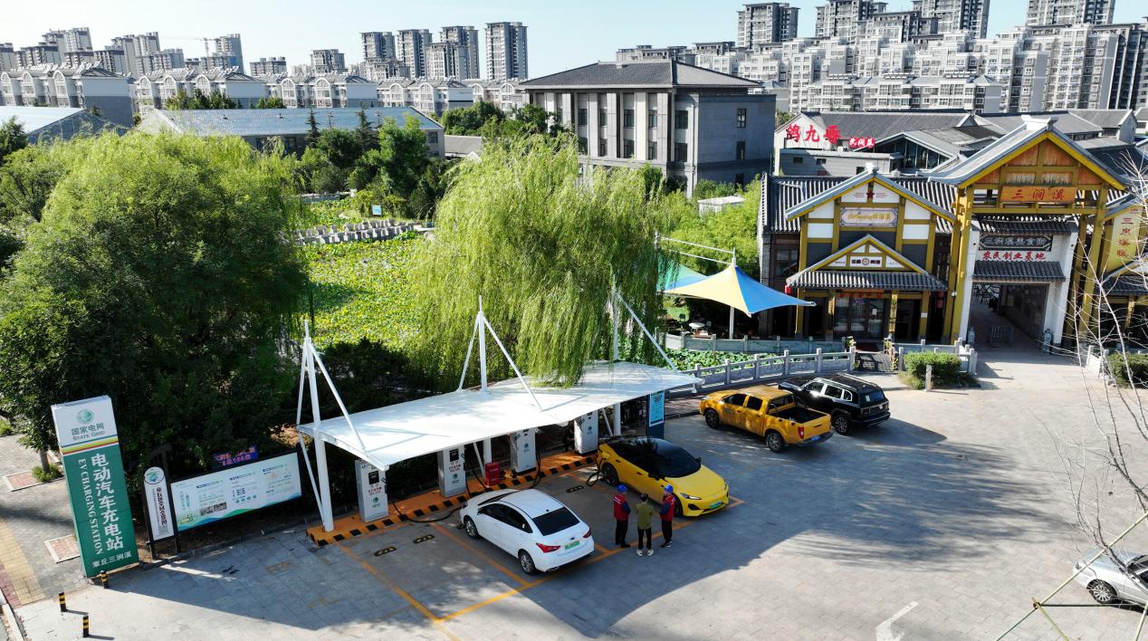 济南公司员工到三涧溪公共产电站开展设备巡视，截至2023年上半年，济南公司已经实现公共充电站乡镇全覆盖。