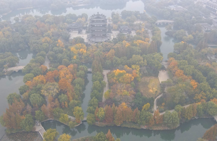 轻烟缥缈大明湖，古朴隽永“水墨画”