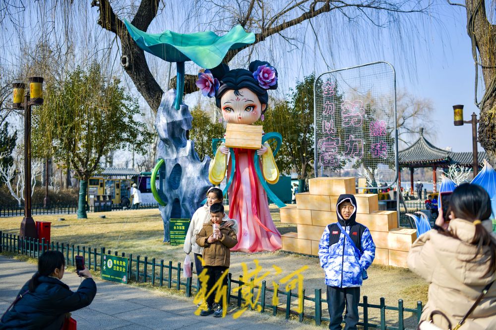 大明湖畔花灯璀璨亮灯，快来打卡欣赏美景