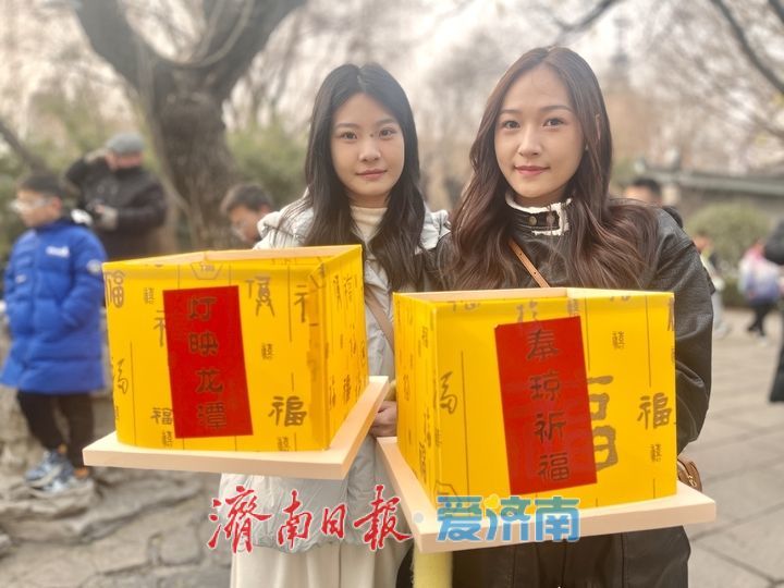 “泉”在济南过大年|五龙潭首推迎新春河灯祈福活动,吸引游客排队参与