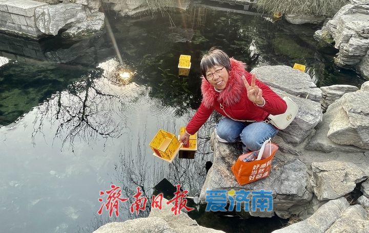 “泉”在济南过大年|五龙潭首推迎新春河灯祈福活动,吸引游客排队参与