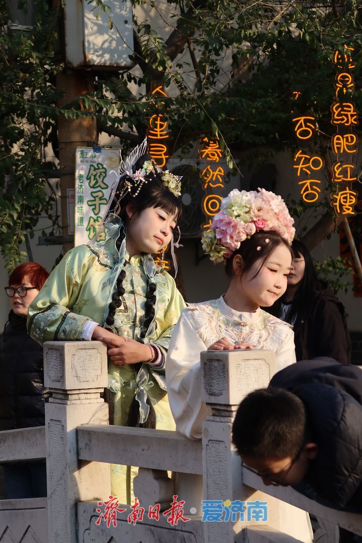 “泉”在济南过大年｜大明湖畔三步一“雨荷”！“夏雨荷”带火周边妆造、摄影行业