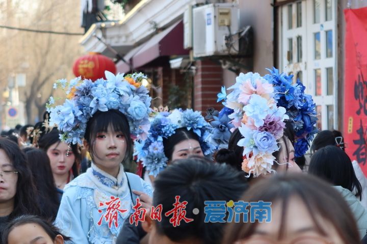 “泉”在济南过大年｜大明湖畔三步一“雨荷”！“夏雨荷”带火周边妆造、摄影行业