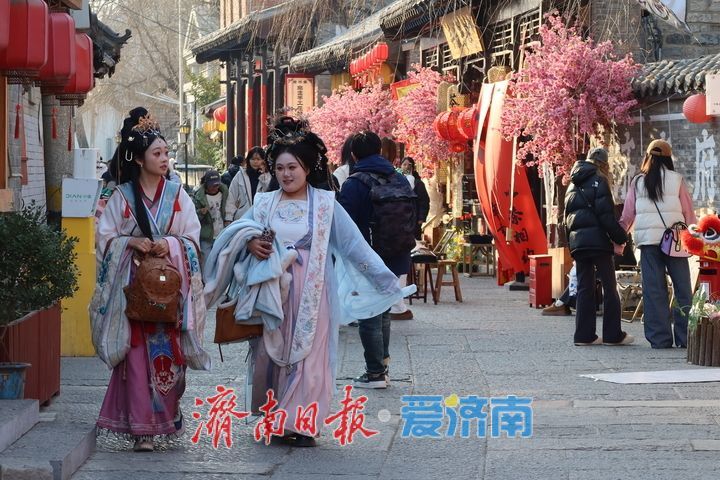 “泉”在济南过大年｜大明湖畔三步一“雨荷”！“夏雨荷”带火周边妆造、摄影行业