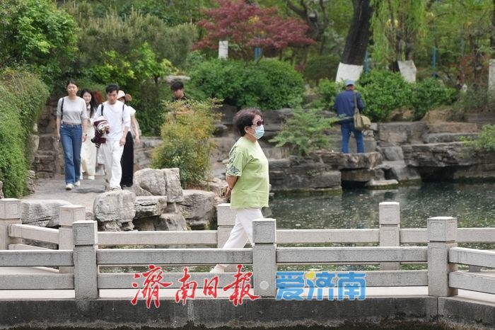 济南昨日最高气温29℃，市民短袖出行成街头一景