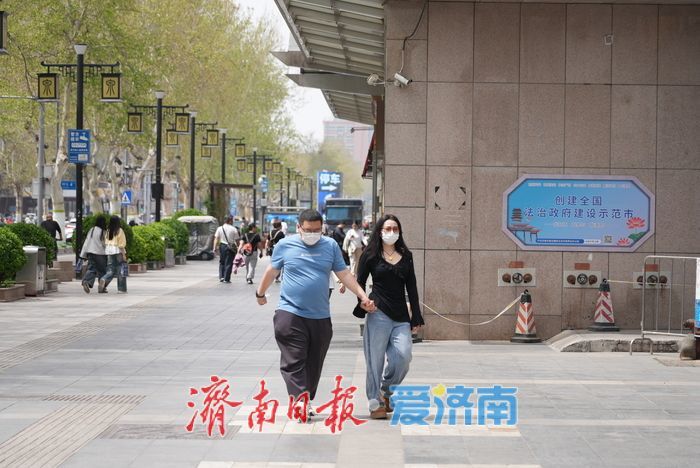 济南昨日最高气温29℃，市民短袖出行成街头一景