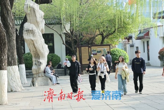 济南昨日最高气温29℃，市民短袖出行成街头一景