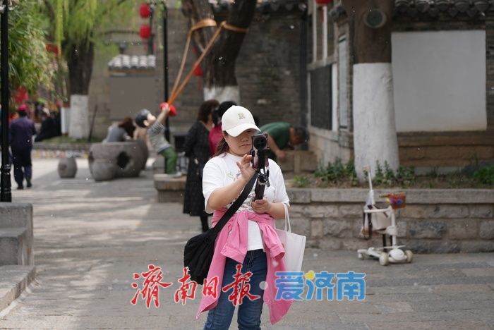济南昨日最高气温29℃，市民短袖出行成街头一景