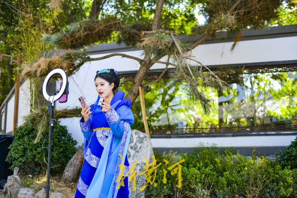 泉城汉服体验将迎假期高峰 妆造店开启直播提前揽客