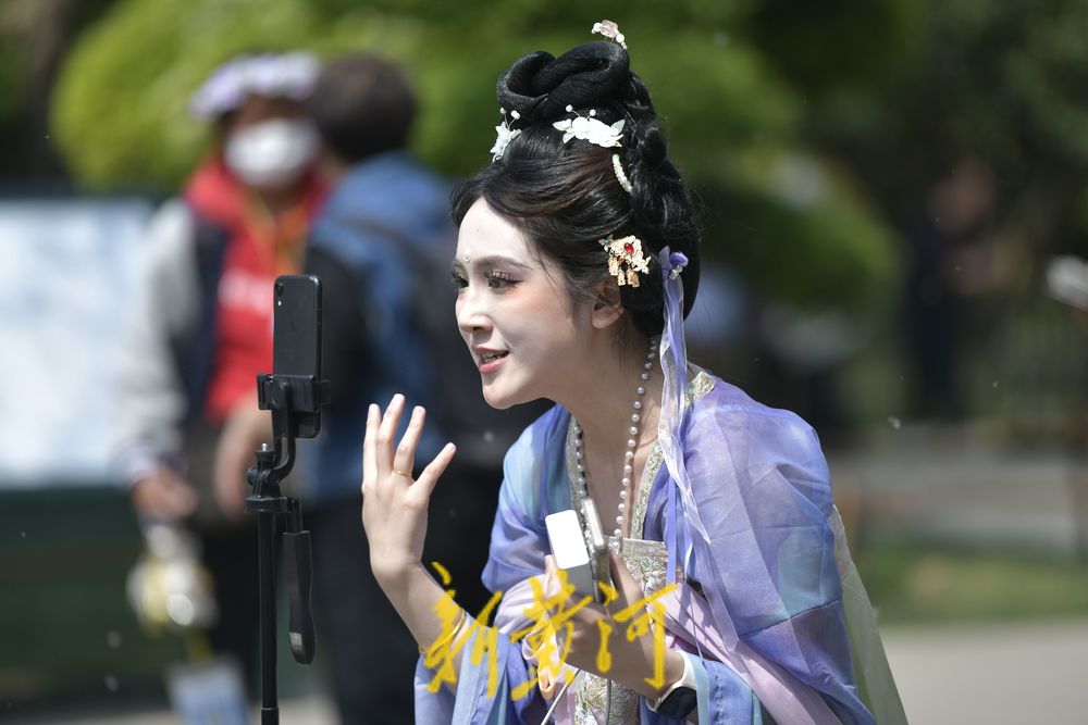 泉城汉服体验将迎假期高峰 妆造店开启直播提前揽客