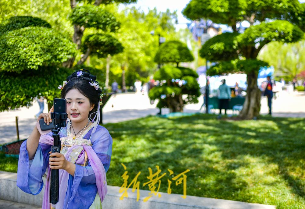 泉城汉服体验将迎假期高峰 妆造店开启直播提前揽客