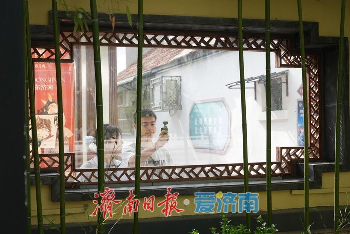 珍珠泉畔花窗引客 方寸之间美景尽收眼底