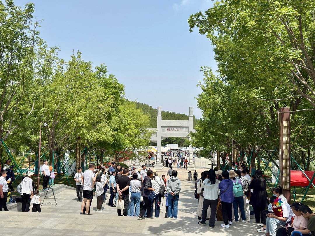 人头攒动,佛慧山公园成热门“打卡地”