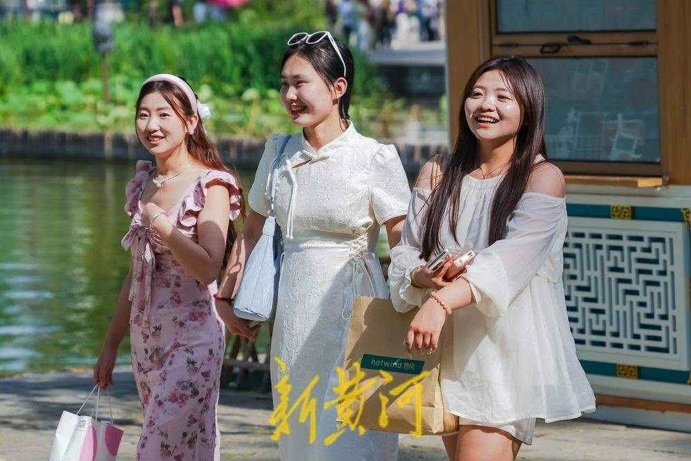 济南高温达38℃ 明府城游人清凉出行