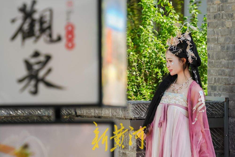 济南高温达38℃ 明府城游人清凉出行