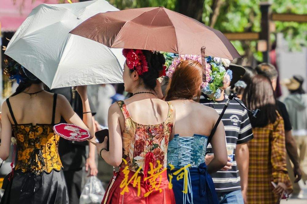 济南高温达38℃ 明府城游人清凉出行
