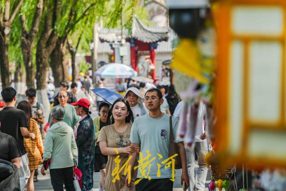 济南高温达38℃ 明府城游人清凉出行