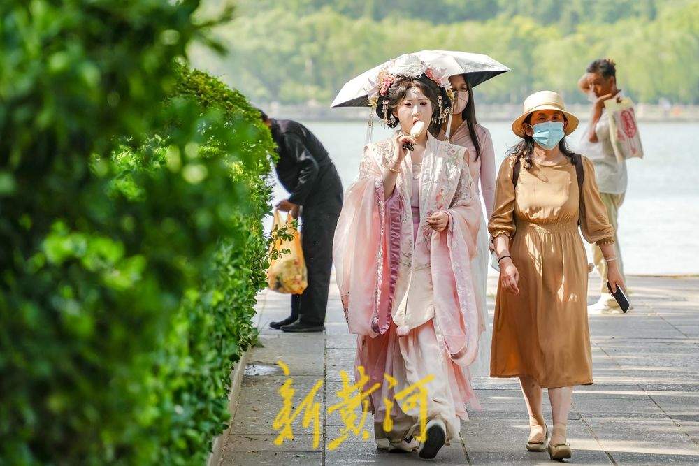济南高温达38℃ 明府城游人清凉出行