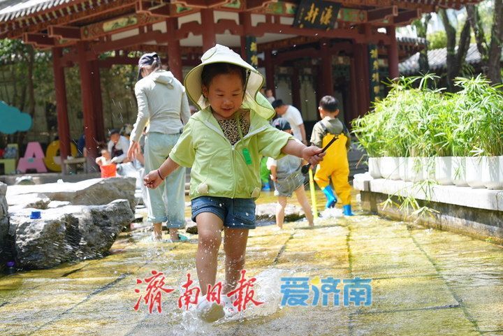 高温“烤”验,五龙潭公园成亲泉戏水“遛娃胜地”
