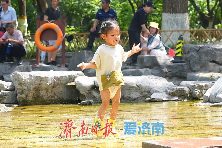 高温“烤”验,五龙潭公园成亲泉戏水“遛娃胜地”