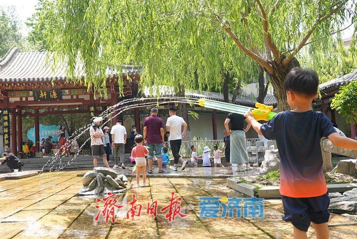 高温“烤”验,五龙潭公园成亲泉戏水“遛娃胜地”