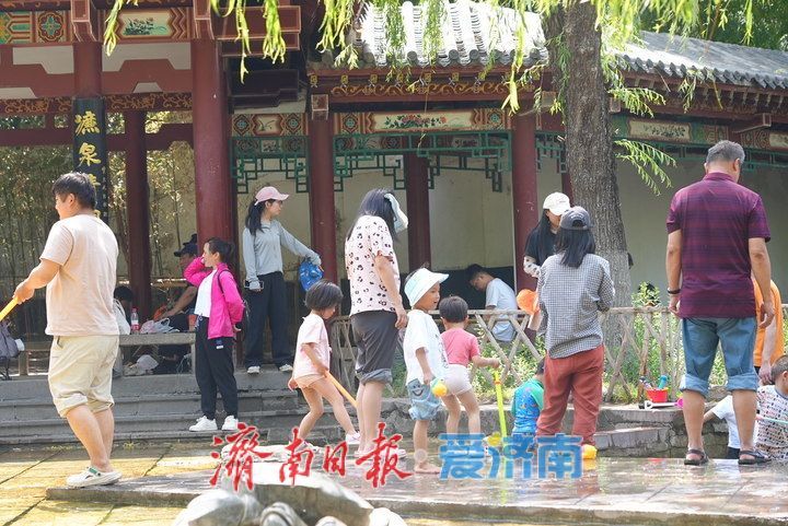 高温“烤”验,五龙潭公园成亲泉戏水“遛娃胜地”