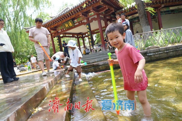 高温“烤”验,五龙潭公园成亲泉戏水“遛娃胜地”