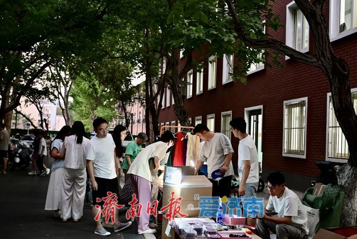 一年四季 泉在济南丨校内外共“淘” 山师千佛山校区跳蚤市场热闹非凡