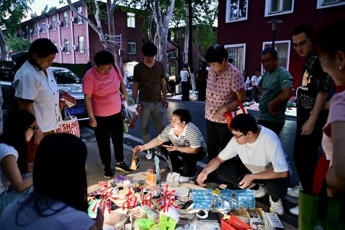 一年四季 泉在济南丨校内外共“淘” 山师千佛山校区跳蚤市场热闹非凡