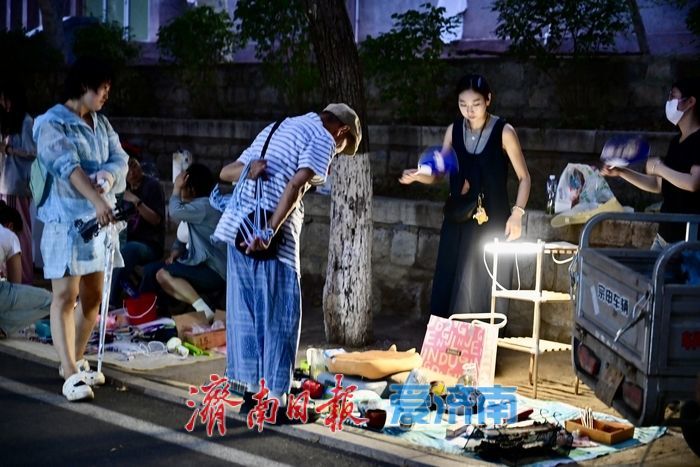 一年四季 泉在济南丨校内外共“淘” 山师千佛山校区跳蚤市场热闹非凡