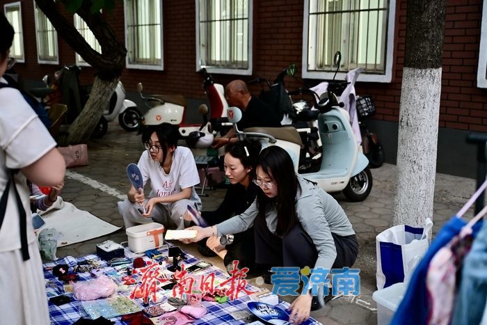 一年四季 泉在济南丨校内外共“淘” 山师千佛山校区跳蚤市场热闹非凡