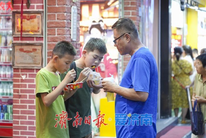 “烟火气”点燃夏夜经济!济南芙蓉街暑期人气爆棚