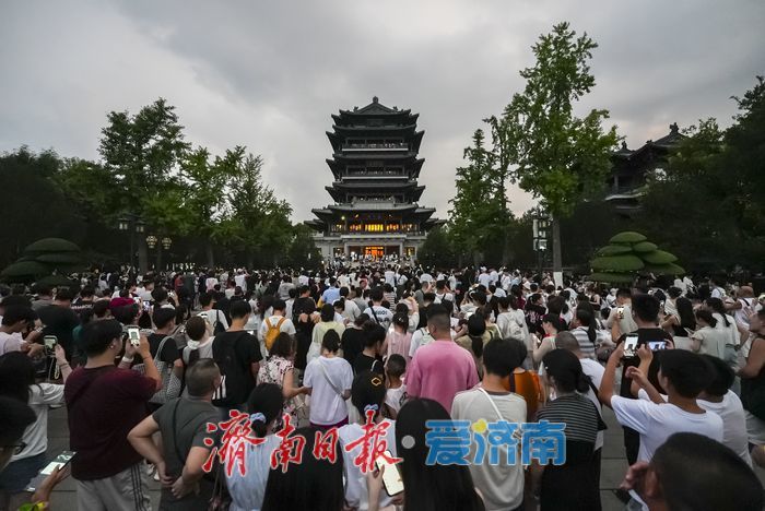 一年四季 泉在济南丨璀璨瞬间！超然楼亮灯“超燃”时刻 暑期打卡热度不减