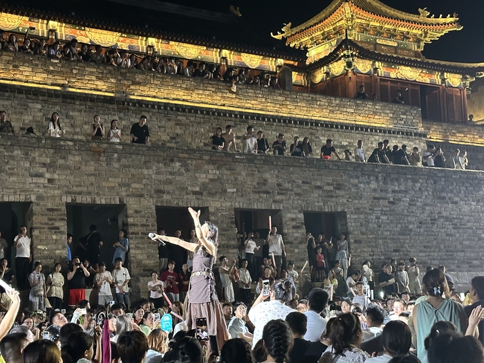 泉水、音乐和烟花，他们在明水古城“跳”了起来