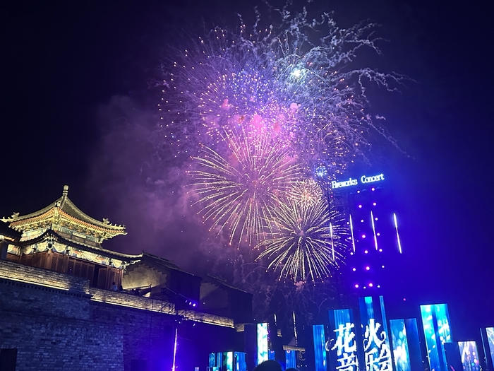 泉水、音乐和烟花，他们在明水古城“跳”了起来