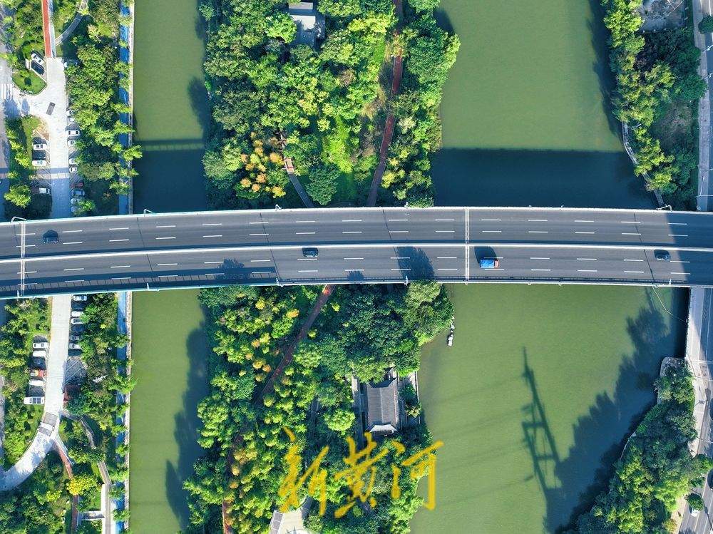 初秋时节，小清河景观带郁郁葱葱宛若盛夏