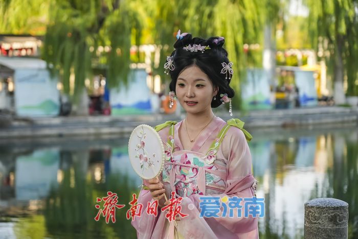 古城秋韵邂逅国潮,彰显文化自信和传统之美