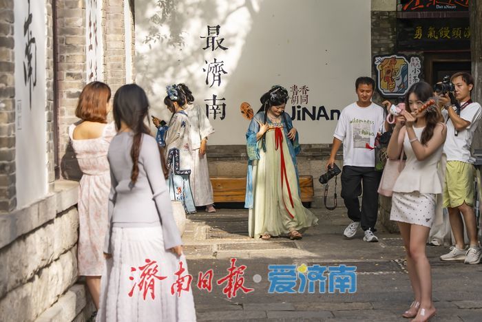 古城秋韵邂逅国潮,彰显文化自信和传统之美